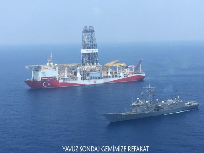 Deniz Kuvvetlerinden Yavuz ve Fatih sondaj gemilerine refakat